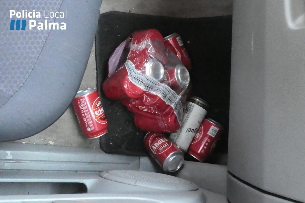 Latas de cerveza halladas al conductor ebrio dentro de un vehículo.