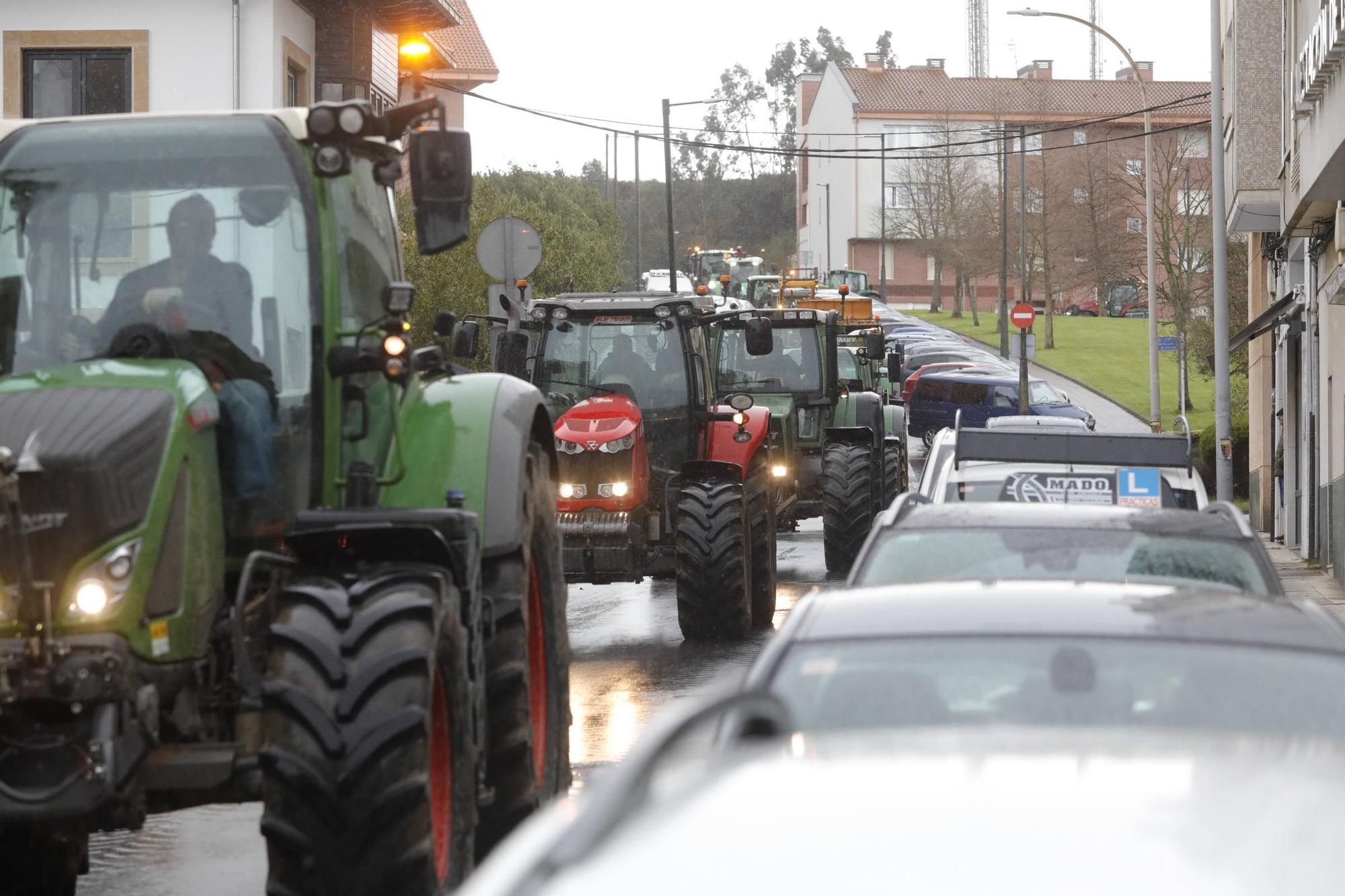 EN IMÁGENES: Los ganaderos toman con sus tractores la villa de Luanco
