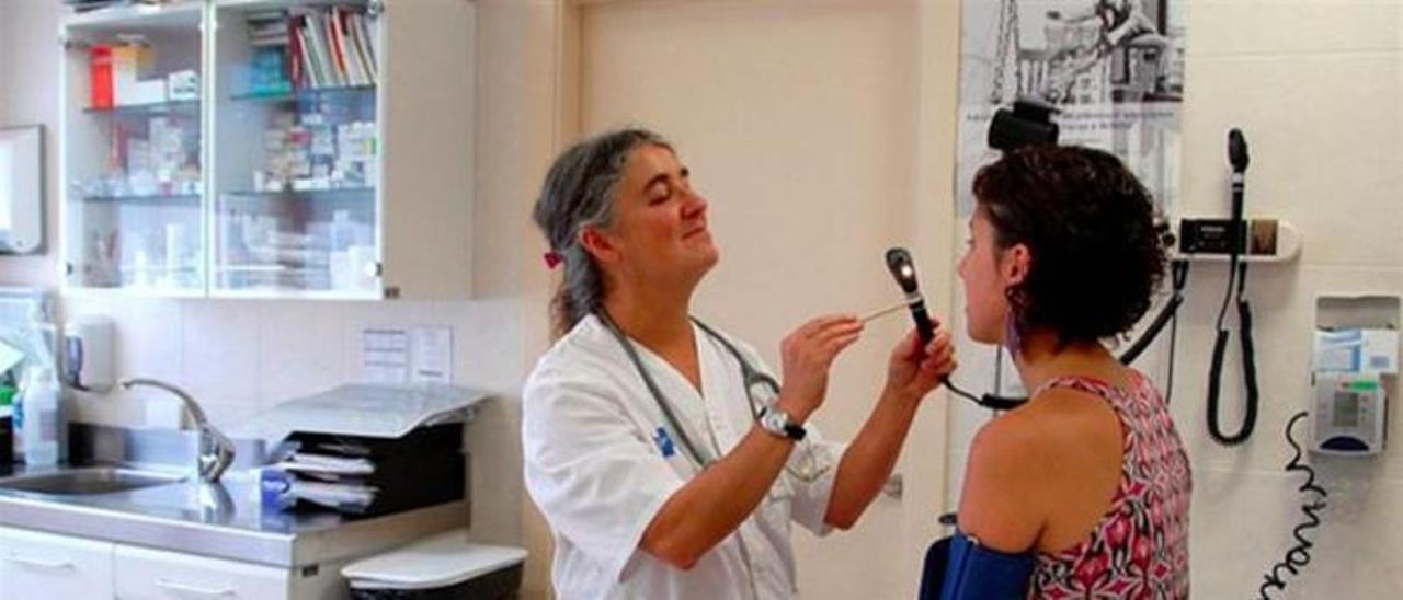 Una doctora realiza una revisión a una paciente.