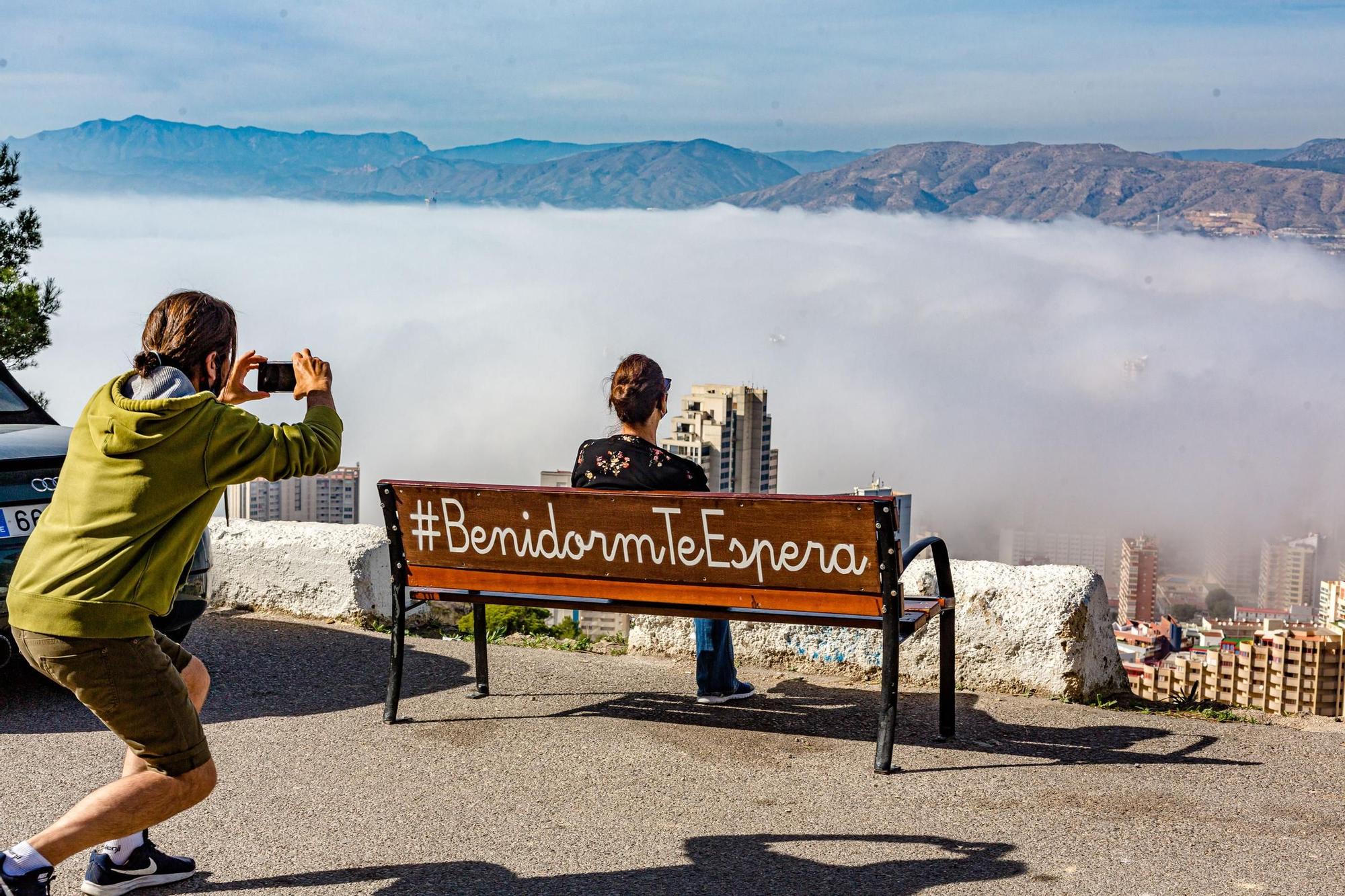 La niebla devora los rascacielos de Benidorm