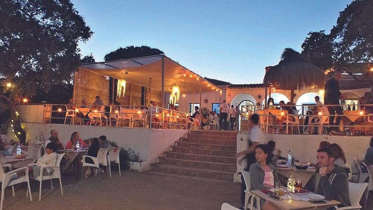 Atardecer en la terraza exterior del camping Los Villares Sierra de Córdoba, antes de un concierto.