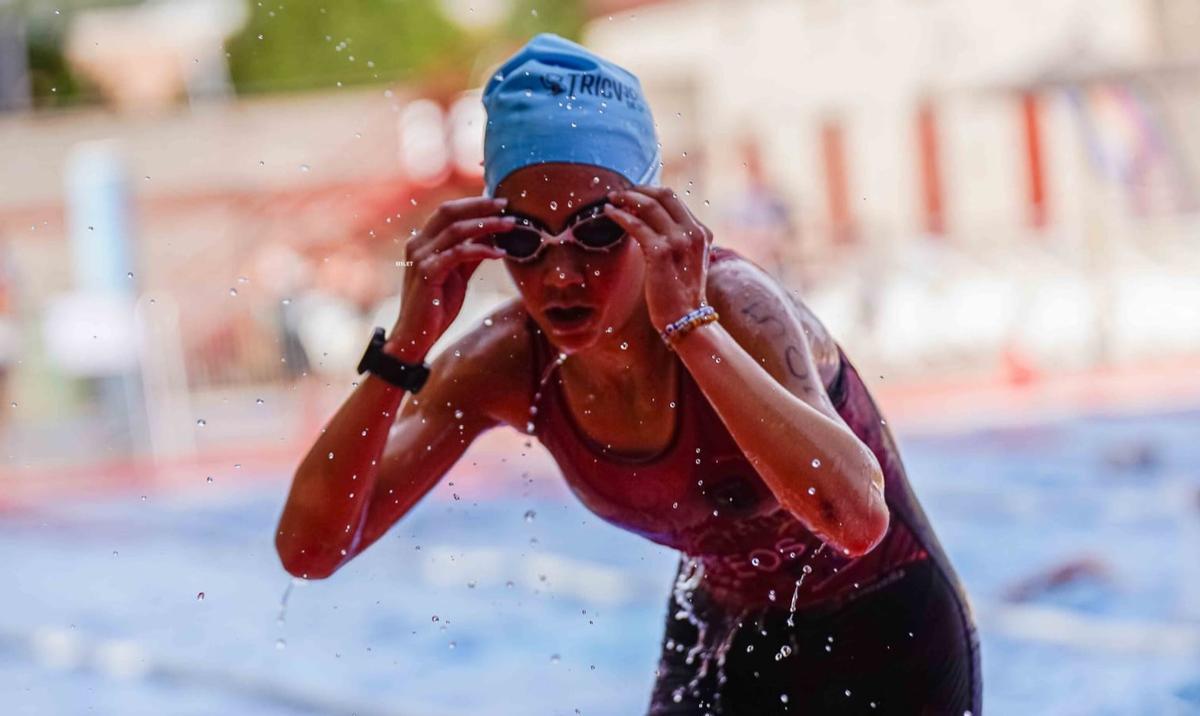 Participante sale de la piscina. Participante sale de la piscina.
