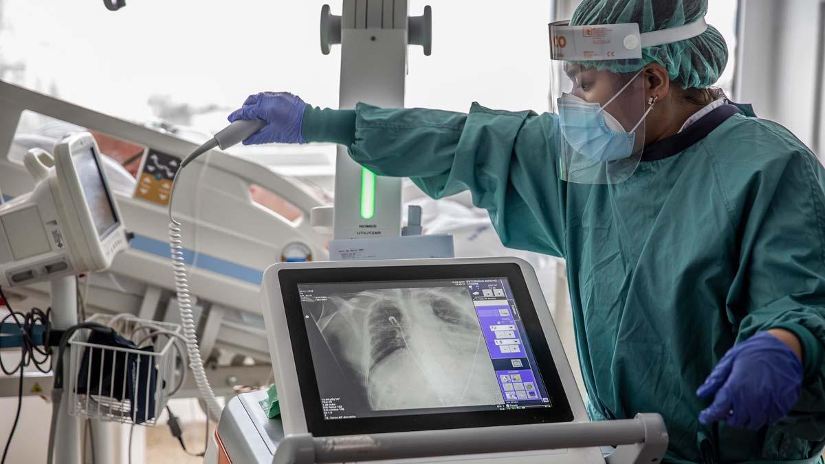 Els hospitalitzats per Covid a Catalunya baixen de 2.000 persones i l’RT es manté