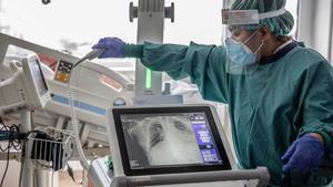 Els hospitalitzats per Covid a Catalunya baixen de 2.000 persones i l’RT es manté