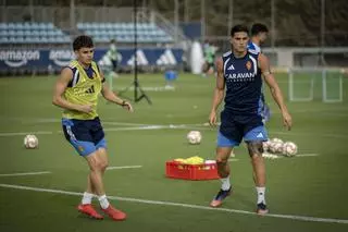 Edu Espiau no se ejercita en el entrenamiento matinal del Real Zaragoza por reparto de cargas