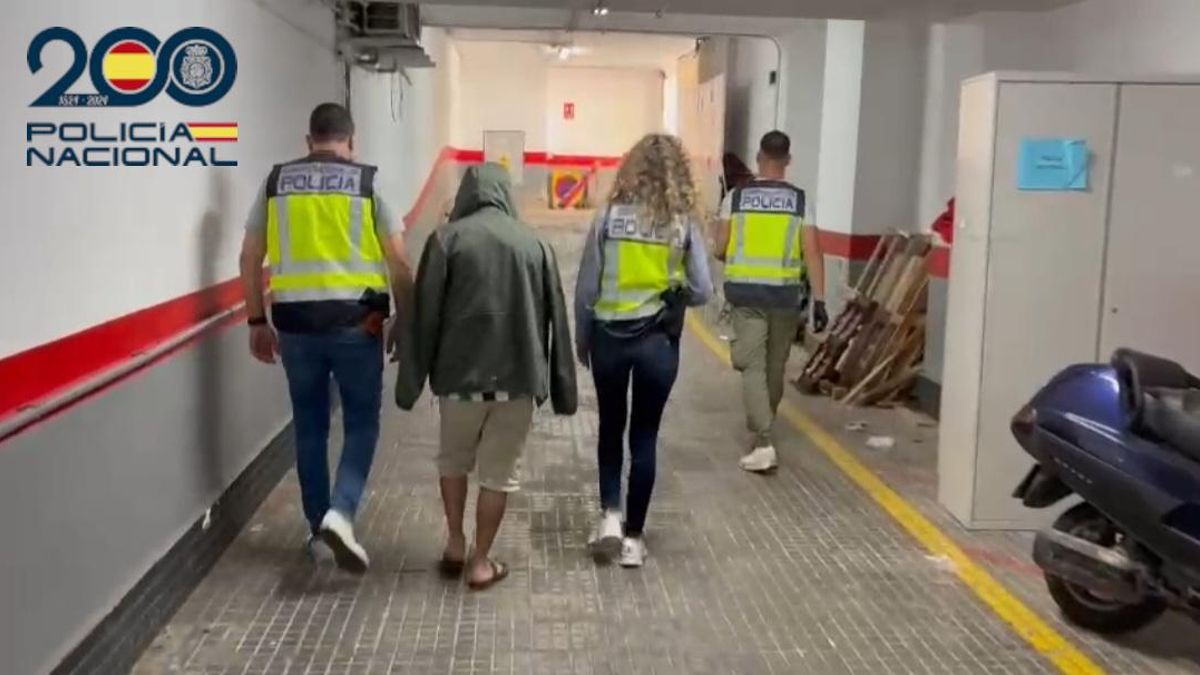 Agentes de la Policía Nacional llevan detenido al presunto depredador sexual del barrio de Foners.