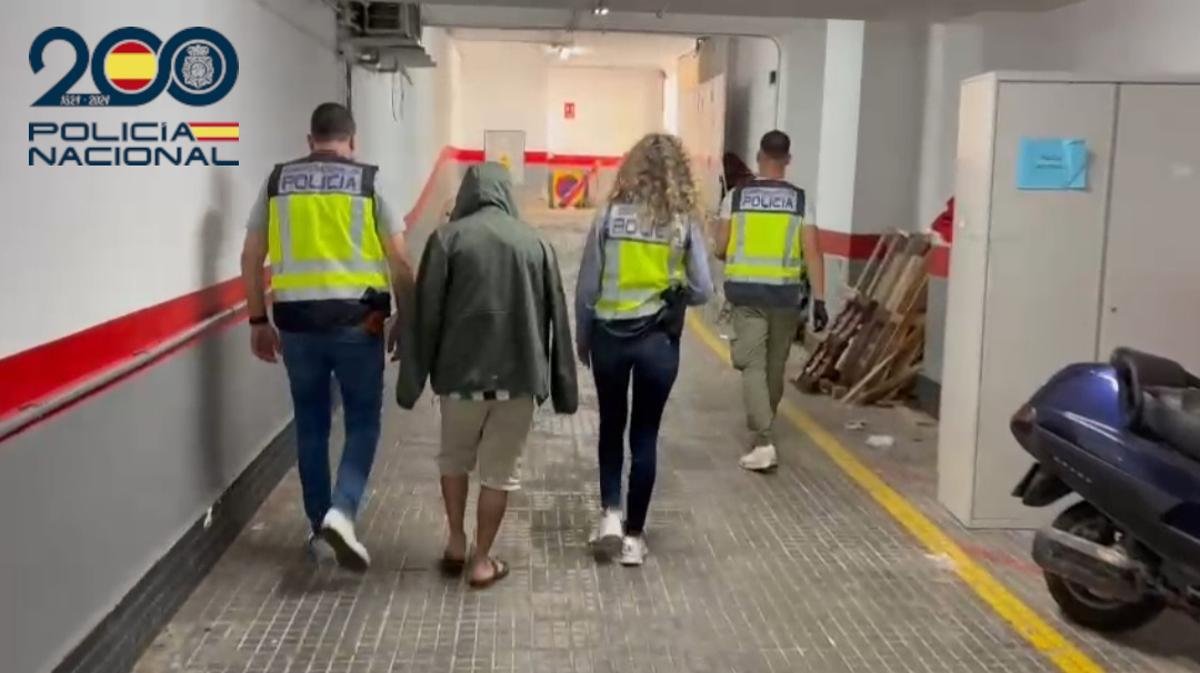 Agentes de la Policía Nacional llevan detenido al presunto depredador sexual del barrio de Foners.