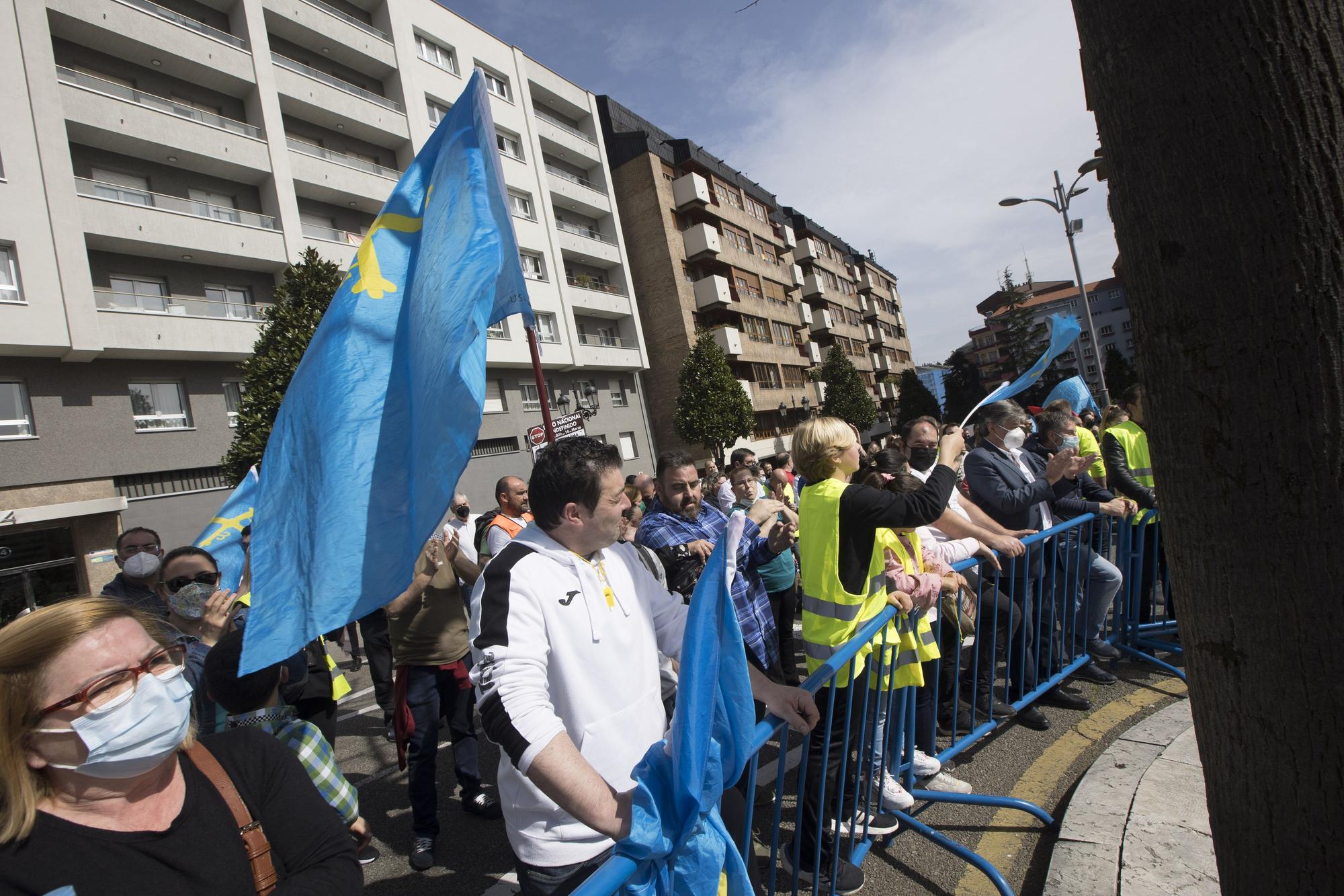 EN IMÁGENES: Los transportistas inundan las calles de Oviedo de camiones para visibilizar su protesta