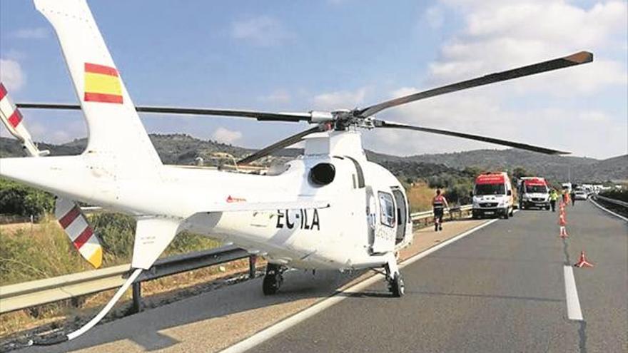 Graves tras salirse su coche de la AP-7 en Torreblanca