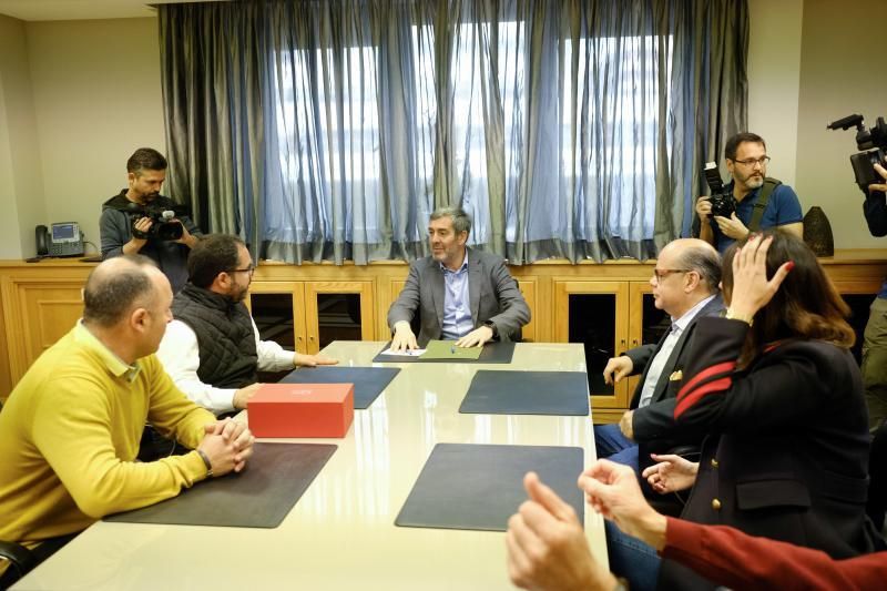 Las Palmas de Gran Canaria. El presidente de Canarias, Fernando Clavijo, recibe al secretario general de UGT en las islas, Gustavo Santana, y a los miembros de su Ejecutiva, que le entregarán una estatuilla conmemorativa del 130 aniversario del sindicato.  | 11/03/2019 | Fotógrafo: José Carlos Guerra