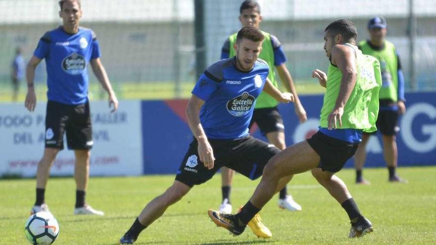 Gerard Valentín y Bakkali, con Navarro al fondo, durante un ejercicio del entrenamiento de ayer en la ciudad deportiva.