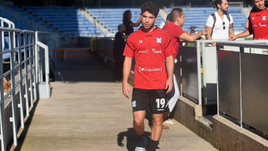 Samuel Shashoua, dirigiéndose al gimnasio del estadio en la mañana de ayer.