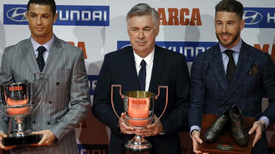 Ronaldo (izquierda), Ancelotti (centro) y Ramos (derecha), con sus galardones en los Premios Marca.