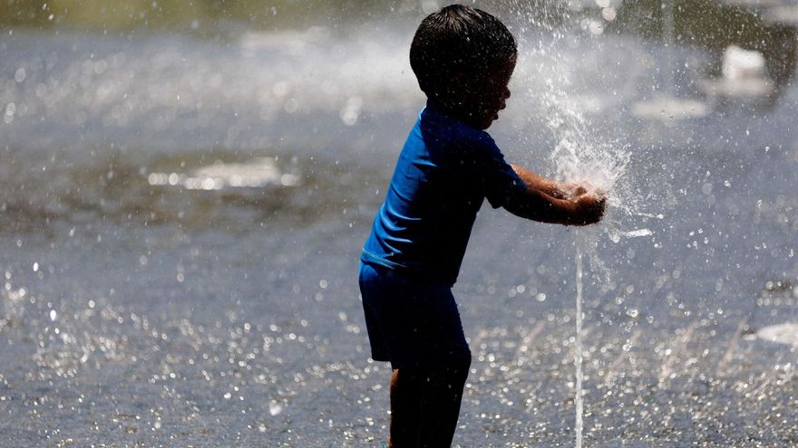 Un niño juega en una fuente en Madrid Río.