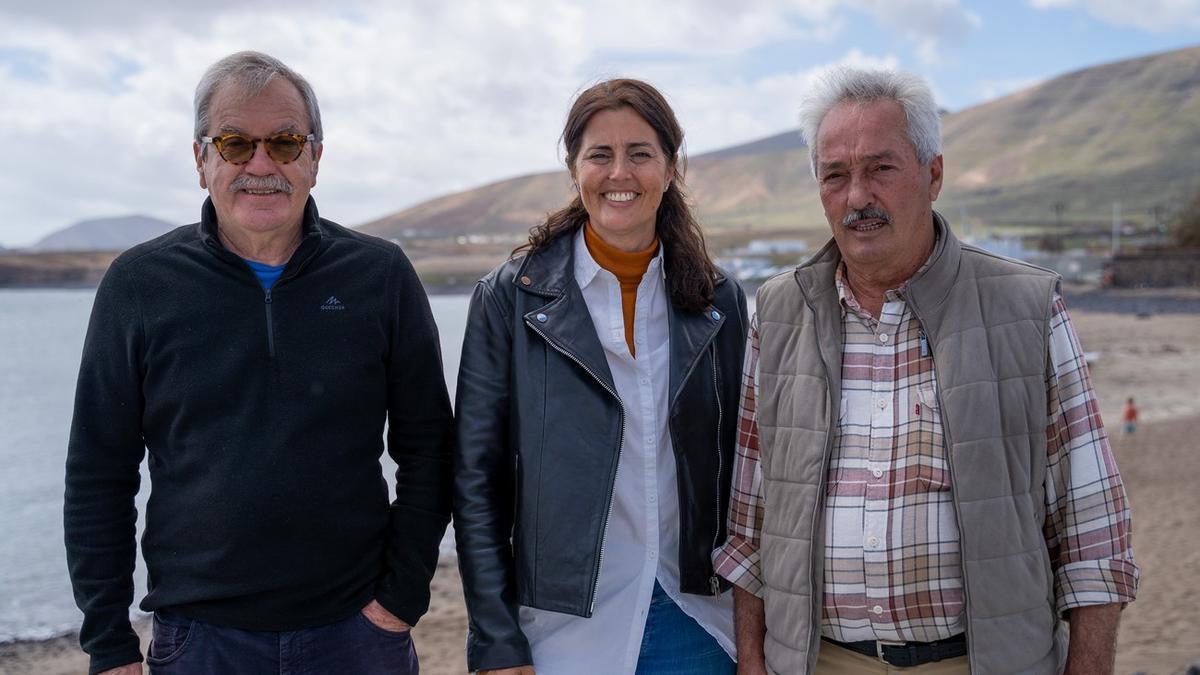 Imagen de la candidata de la Plataforma del Municipio de Haría, Evelia García, juntos a algunos de sus compañeros de candidatura.