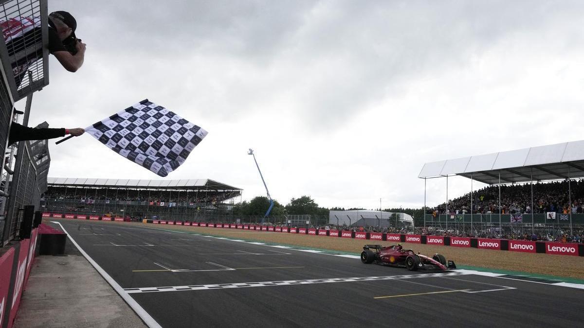 Carlos Sainz al cruzar la meta del GP de Gran Bretaña