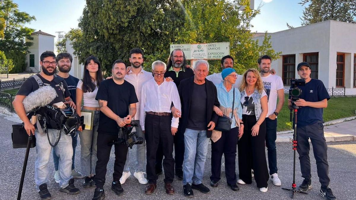 Antonio Roldán, Víctor Manuel y Mariluz Castro, en el centro de la imagen, con el equipo de rodaje del documental 2Solo pienso en ti".