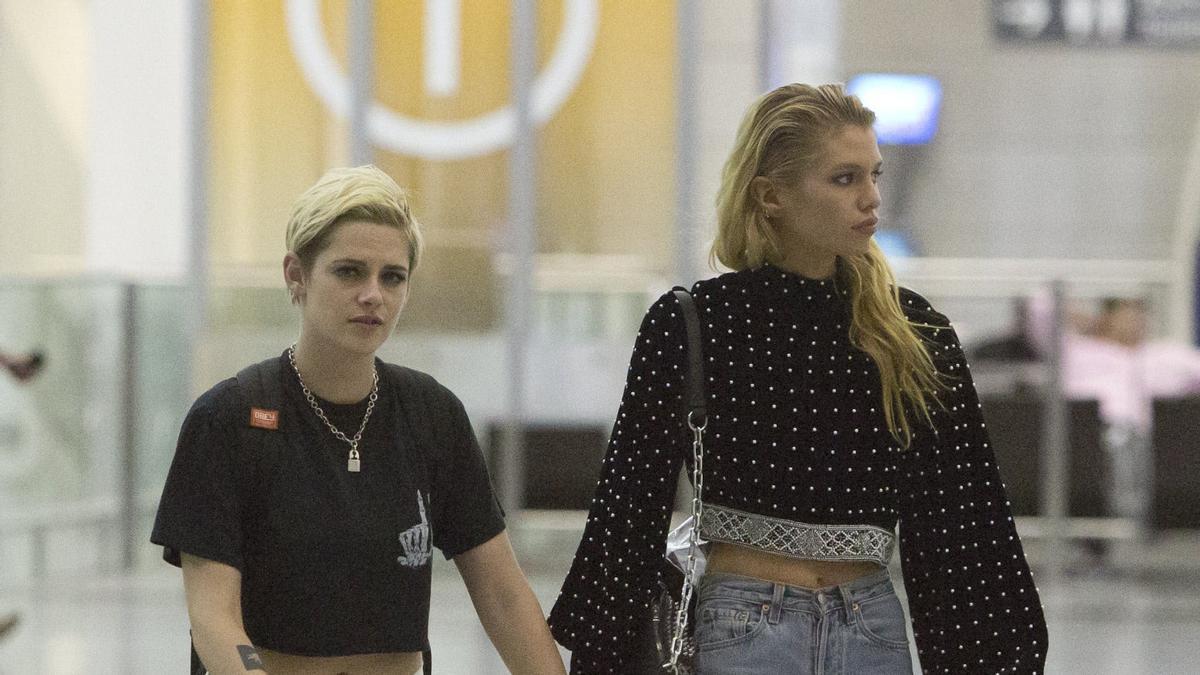 Kristen Stewart y Stella Maxwell abandonan Toronto con looks muy similares