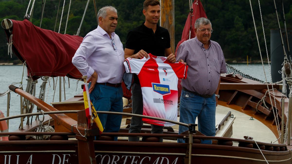 Presentación de Alberto Martín, nuevo jugador del Arosa, sobre la cubierta del galeón &quot;Illa de Cortegada&quot;.