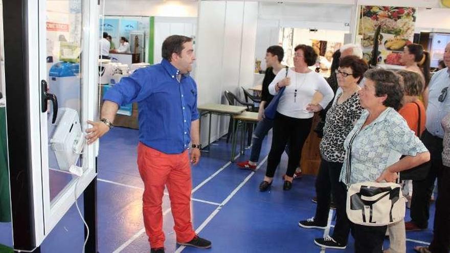 Miguel Ángel Campo explicando cómo funciona el robot que limpia ventanas.