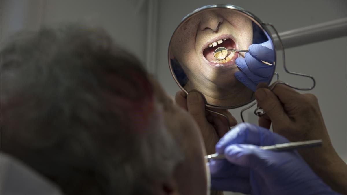 Barcelona presenta su primer dentista municipal