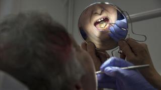 Barcelona impulsa el primer dentista municipal con precios asequibles