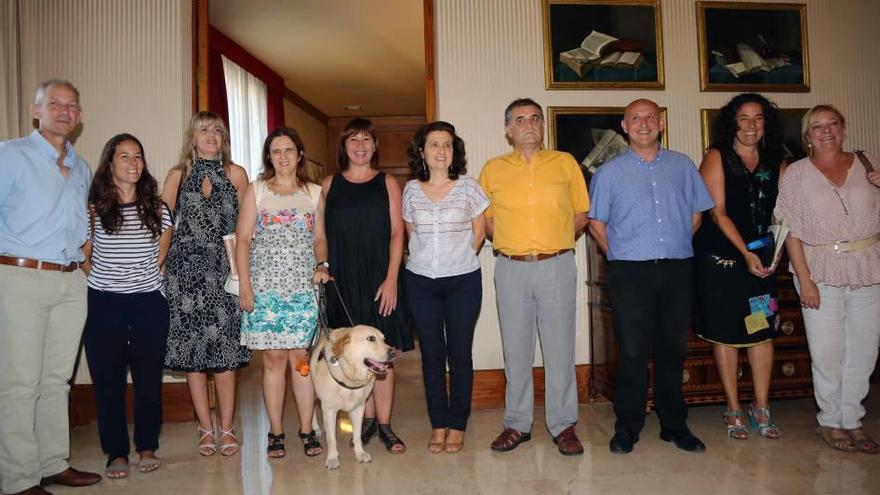 Armengol y Santiago, en el centro, con representantes de las asociaciones del Tercer Sector.