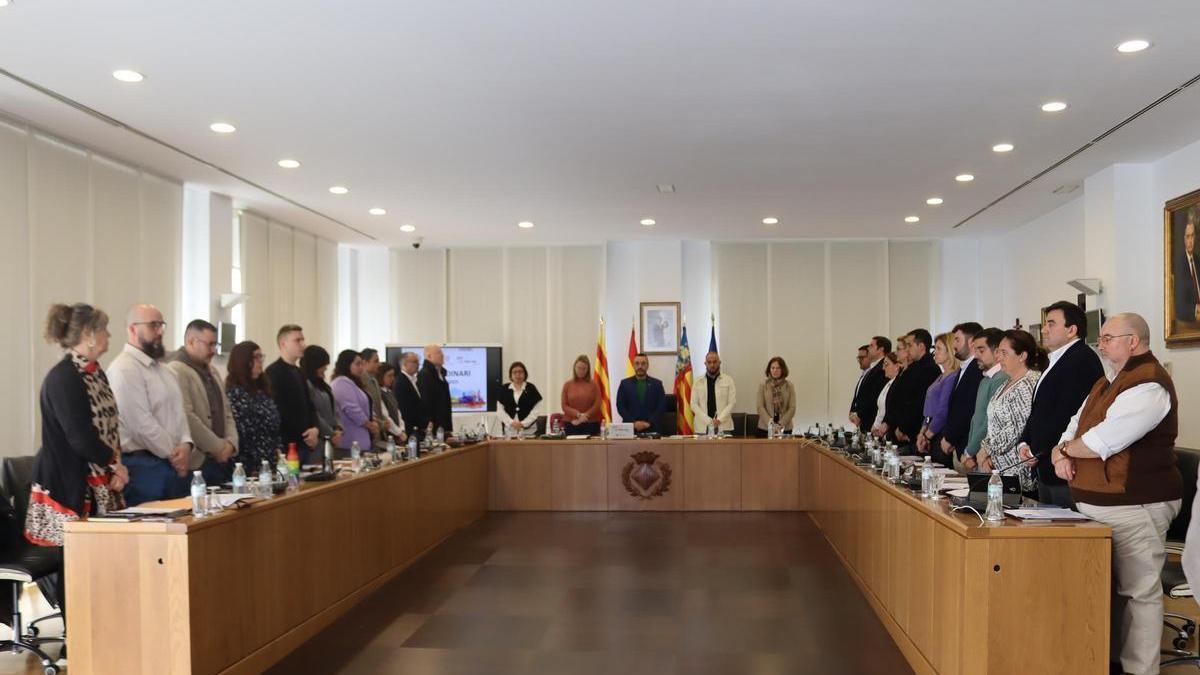 Foto del minuto de silencio que los concejales del Ayuntamiento de Vila-real han guardado este jueves en el pleno en memoria de José Manuel Bellmunt.