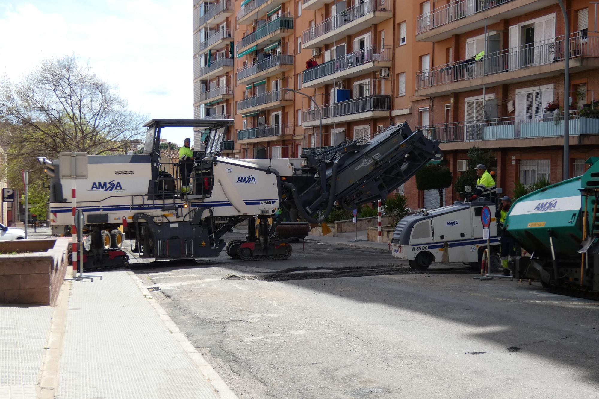 Comencen les tasques d'asfaltatge del carrer Cresques Elies de Figueres