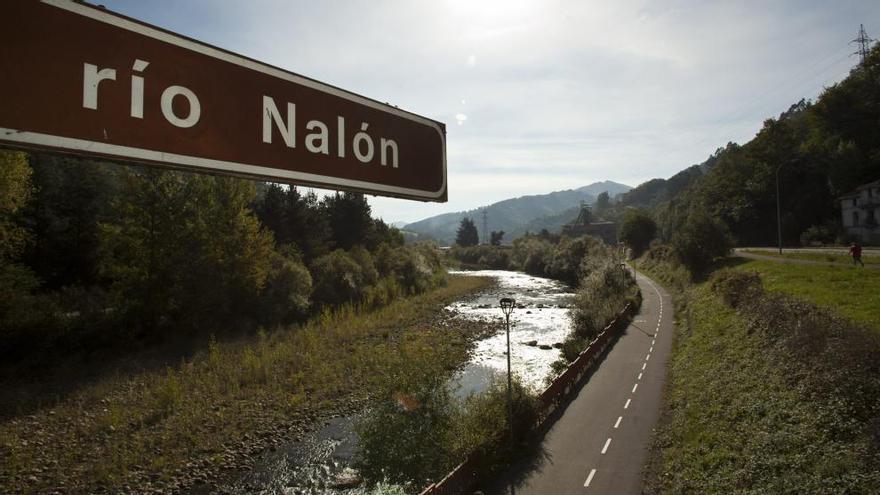 La pista filandesa, junto al río Nalón.