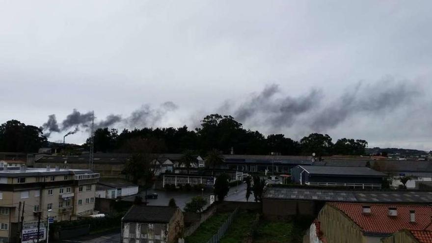 Humo de la refinería captado por un vecino.