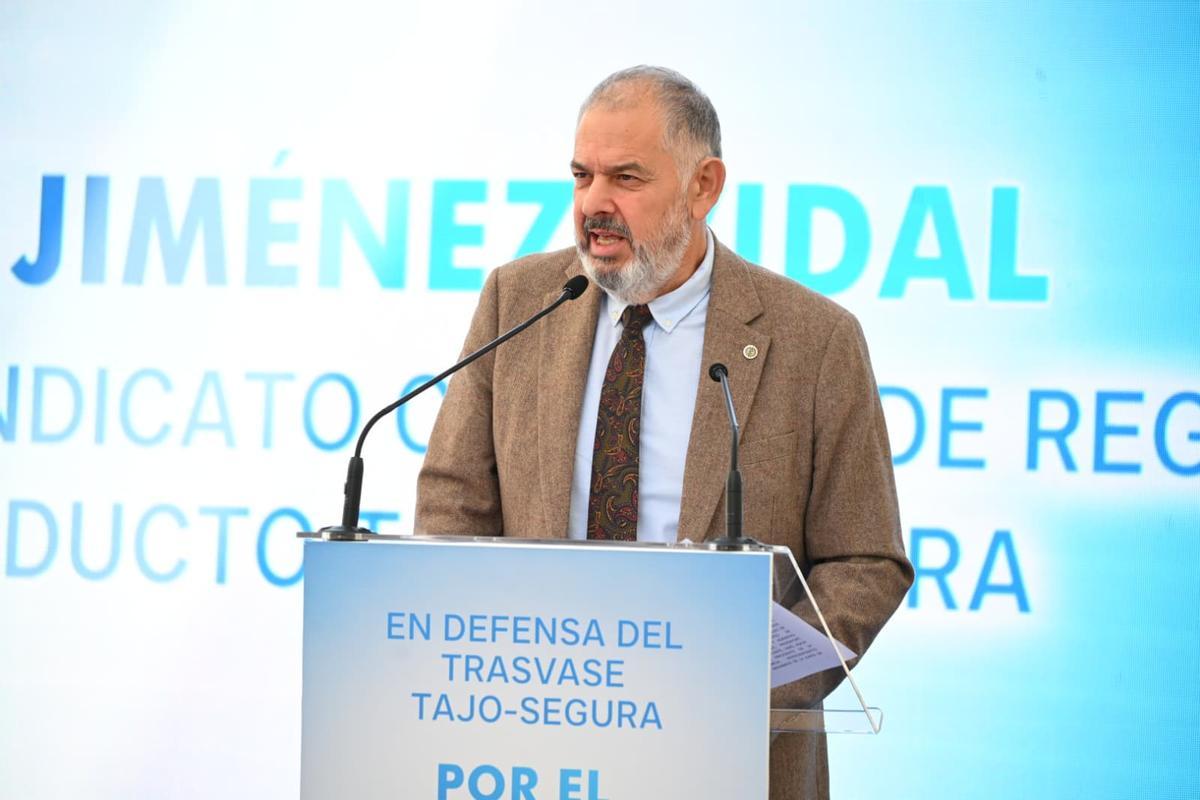 El presidente del Sindicato Central de Regantes del Trasvase Tajo-Segura, Lucas Jiménez, durante su intervención en el foro celebrado esta semana en el Pilar de la Horadada.