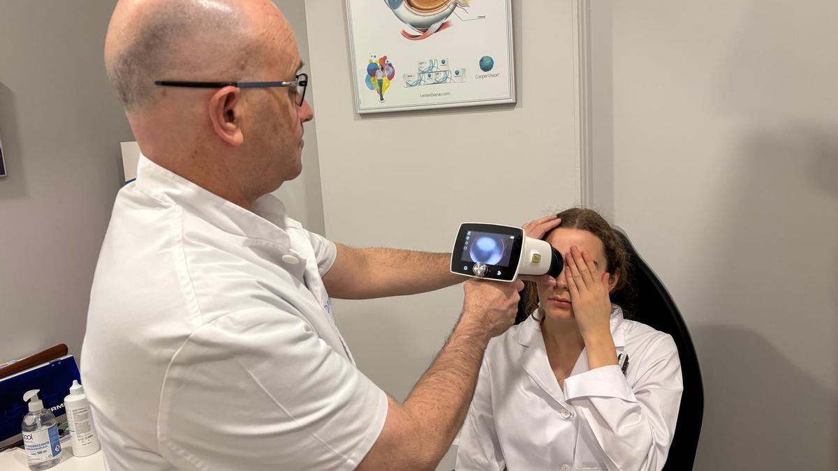 Jordi Mercè fent una retinografia a la botiga d’Opticalia al carrer Guimerà de Manresa