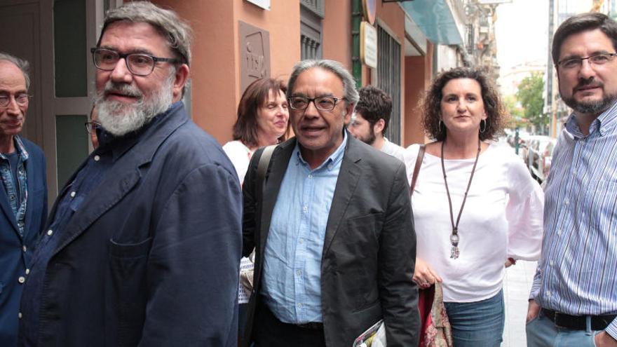 Varios de los negociadores de PSPV, Compromís y Unides Podem, ayer ante la sede de Esquerra Unida donde se celebró la reunión.