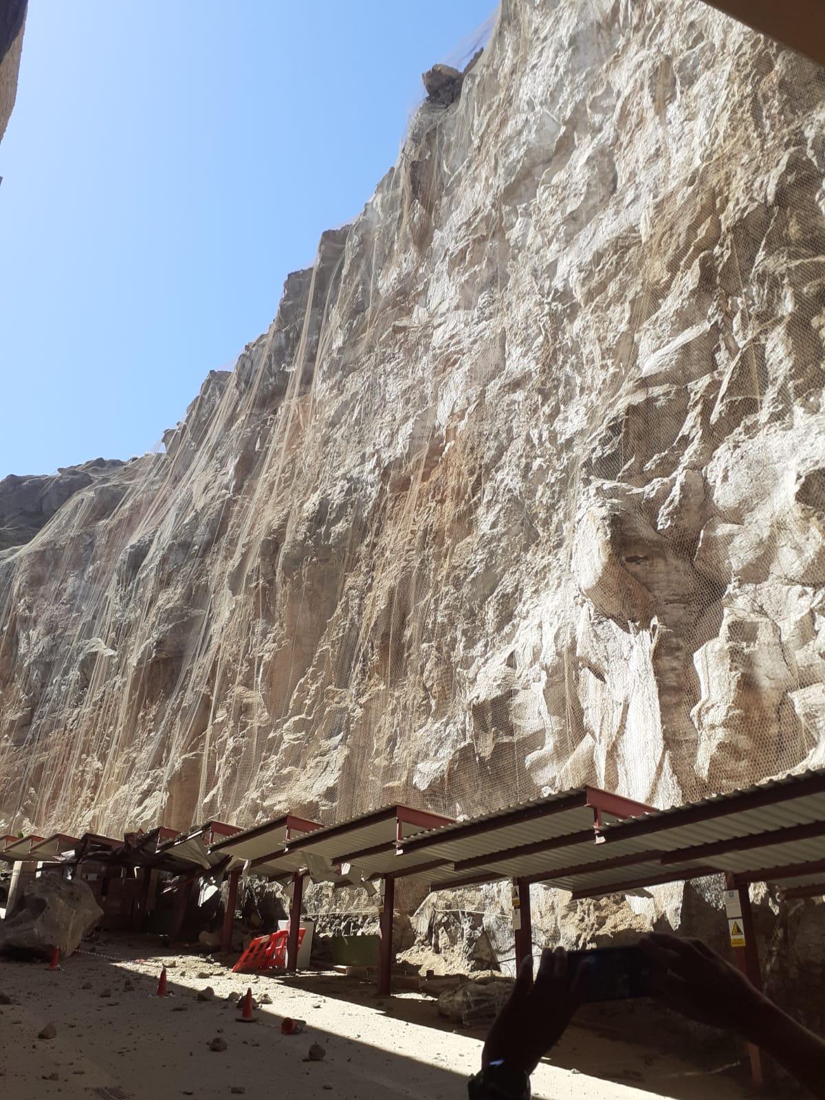 Imagen de las rocas sobre el camino interior del complejo hotelero.