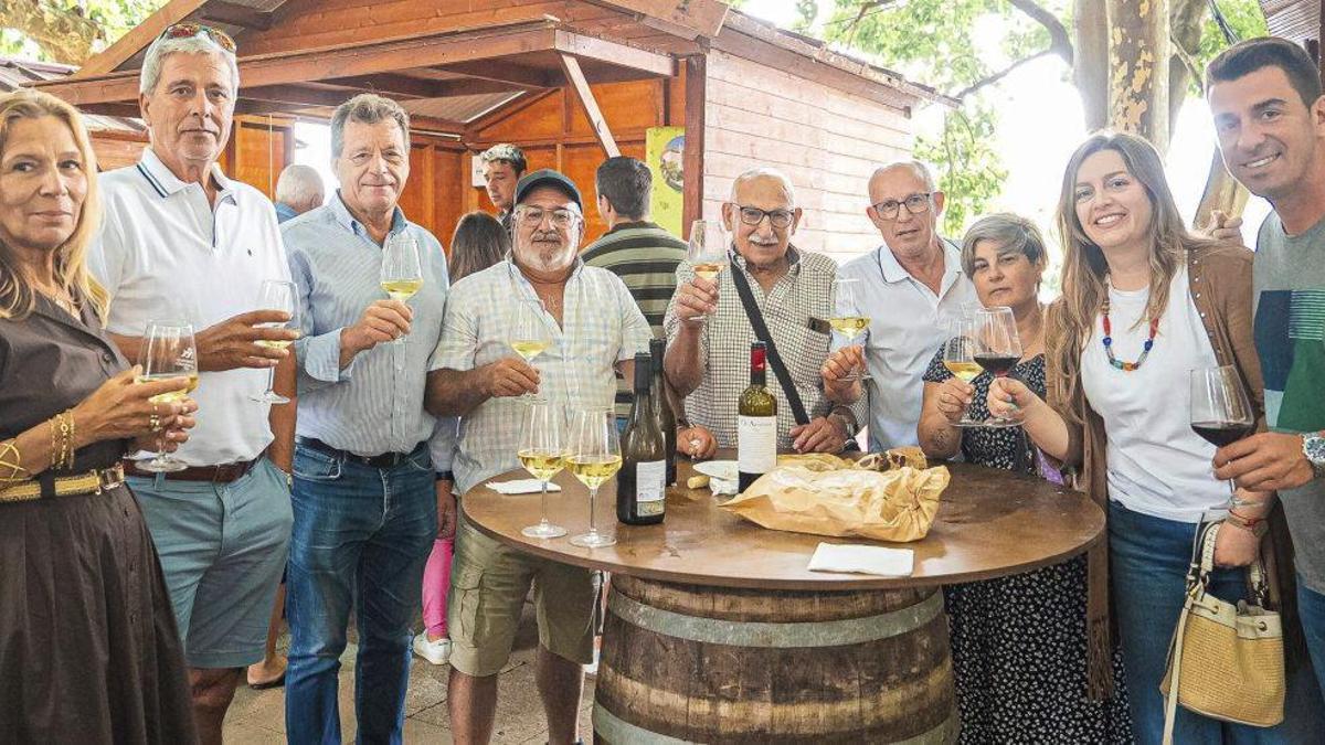 Participantes en la V Festa do Viño Ribeiras do Morrazo por la celebración del Carmen en Marín.