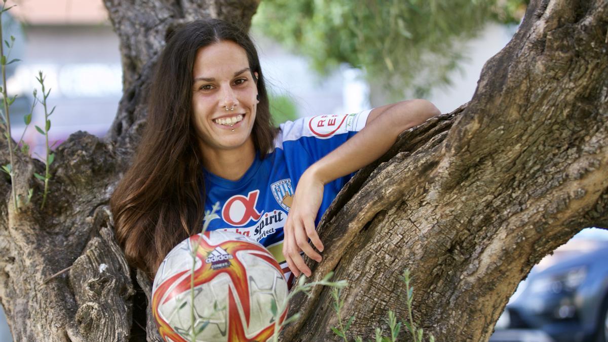 Judith Caravaca, capitana del Alhama ElPozo en un jardín de Churra.