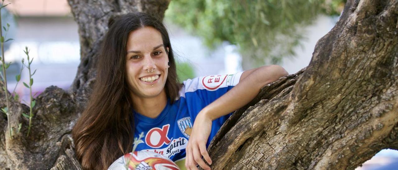 Judith Caravaca, capitana del Alhama ElPozo en un jardín de Churra.