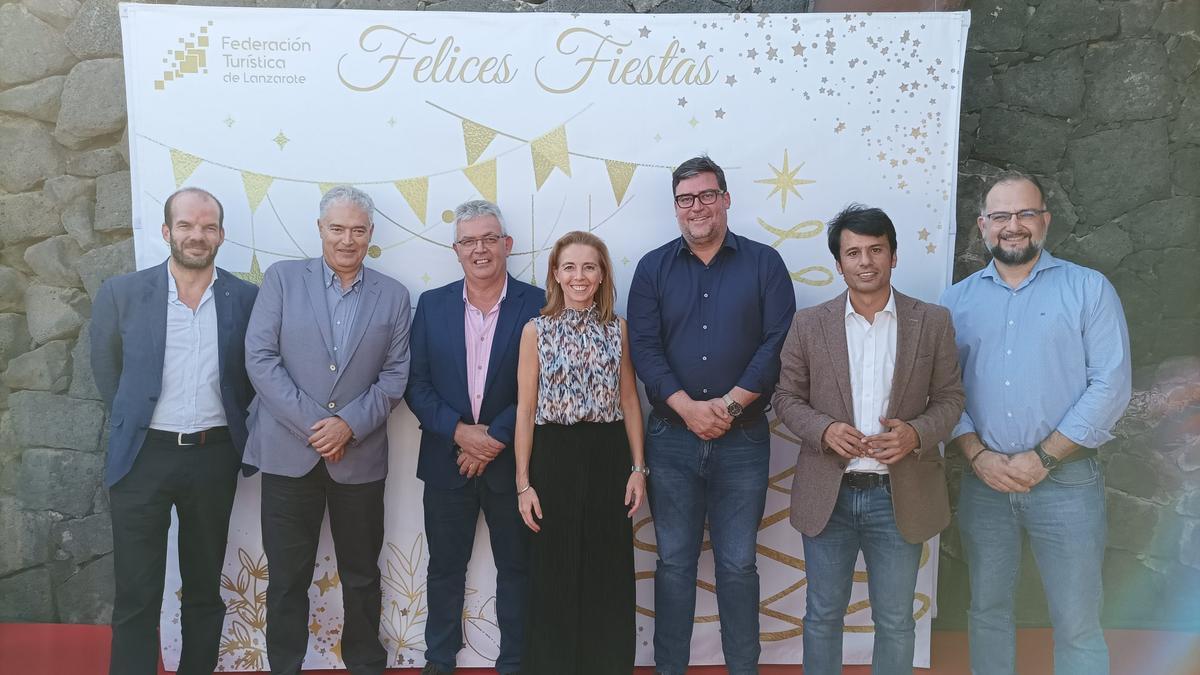 Susana Pérez, junto a representantes del Cabildo y ayuntamientos de Lanzarote en el encuentro navideño de la Federación Turística de Lanzarote celebrado el pasado martes en Puerto Calero.