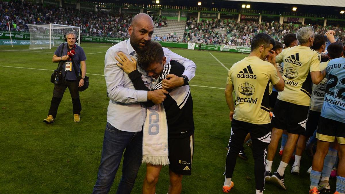 Claudio Giráldez se abraza a uno de sus jugadores, ayer, tras finalizar el partido en A Malata. // LOF
