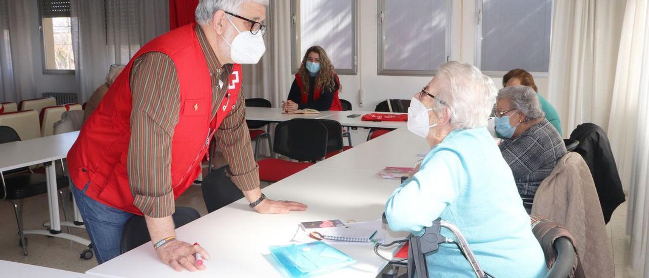 Una de las actividades grupales que se realizan en la sede de Cruz Roja de Zamora con mayores. | Cedida