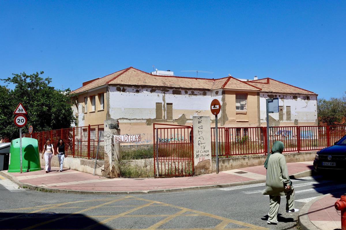 El antiguo colegio Escuelas Nuevas de El Palmar lleva años esperando a ser reconvertido en una biblioteca mientras que la última licitación de las obras ha quedado desierta.