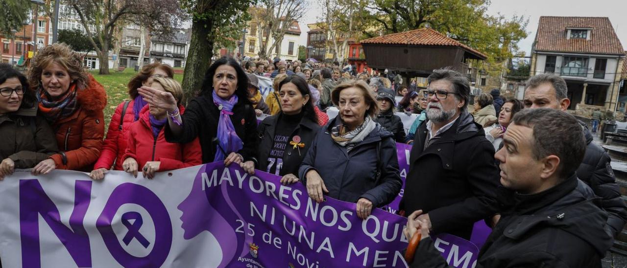 La cabeza de la marcha de una pasada concentración comarcal contra la violencia machista.