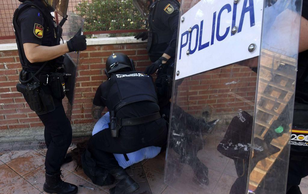 Todas las imágenes de la protesta por la Ebau y las cargas policiales junto a la Consejería de Educación