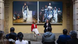 Mireia Escobar, directora del Disseny Hub, junto al regidor de Cultura i Indústries Creatives, Xavier Marcé, este viernes en el Palau de la Virreina.