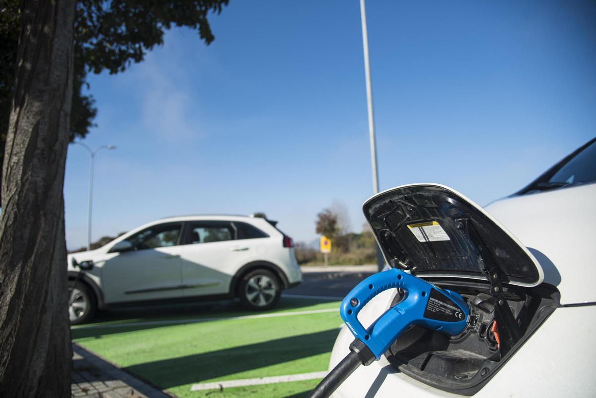 Un punt de càrrega donant servei a un cotxe elèctric.