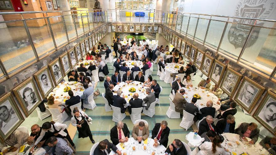 Imagen de las 16 mesas, ayer, durante el almuerzo de cierre de curso en el Palco de Honor del Gran Canaria.