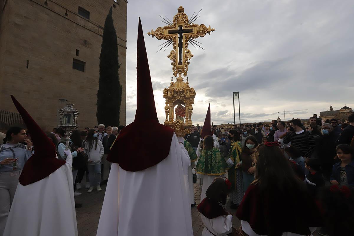 La Vera Cruz desafía la previsiones y llega a la Catedral La Vera Cruz desafía la previsiones y llega a la Catedral