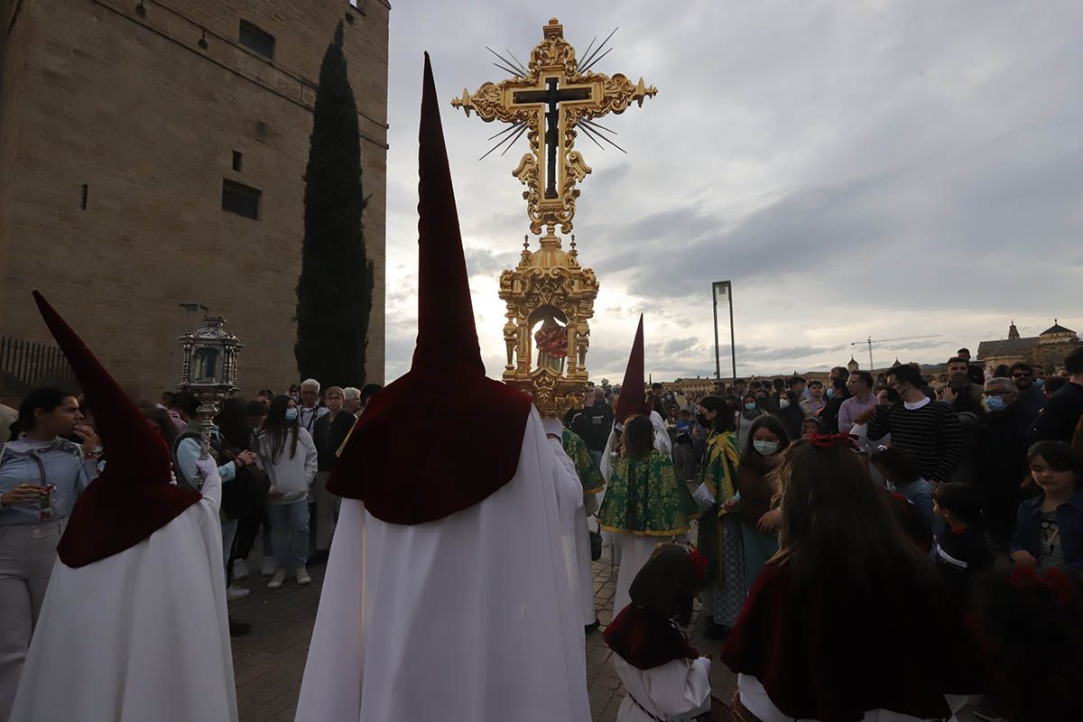 La Vera Cruz desafía la previsiones y llega a la Catedral