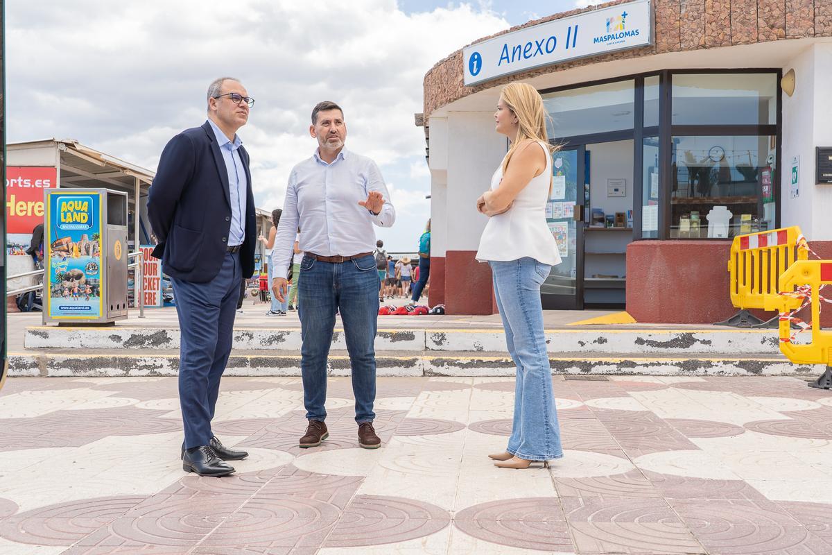 Imagen del director general de Costas y Gestión del Espacio Marítimo Canario del Gobierno de Canarias, Antonio Acosta, el primer teniente de alcalde, Alejandro Marichal y la concejala de Turismo, Yilenia vega, durante su visita al Anexo II.
